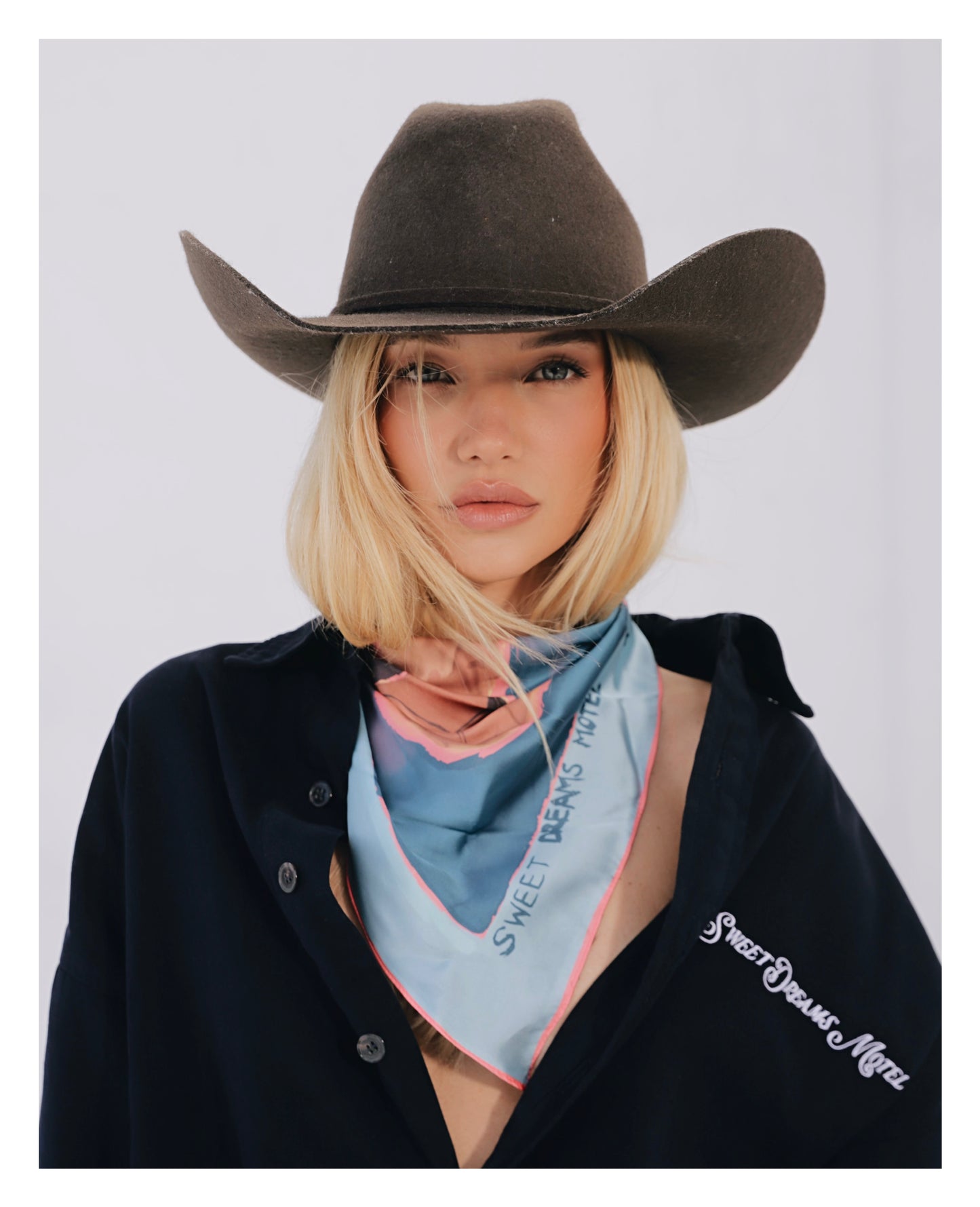 LENÇO JOÃO BALARDIN X SWEET DREAMS TRIANGULAR